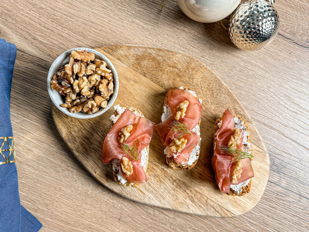Crostini integrali con Bresaola della Valtellina IGP, caprino e noci PH Press