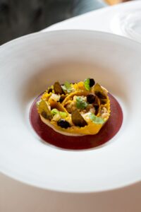 cartellata di luccio, patata affumicata, capperi e olive ph press
