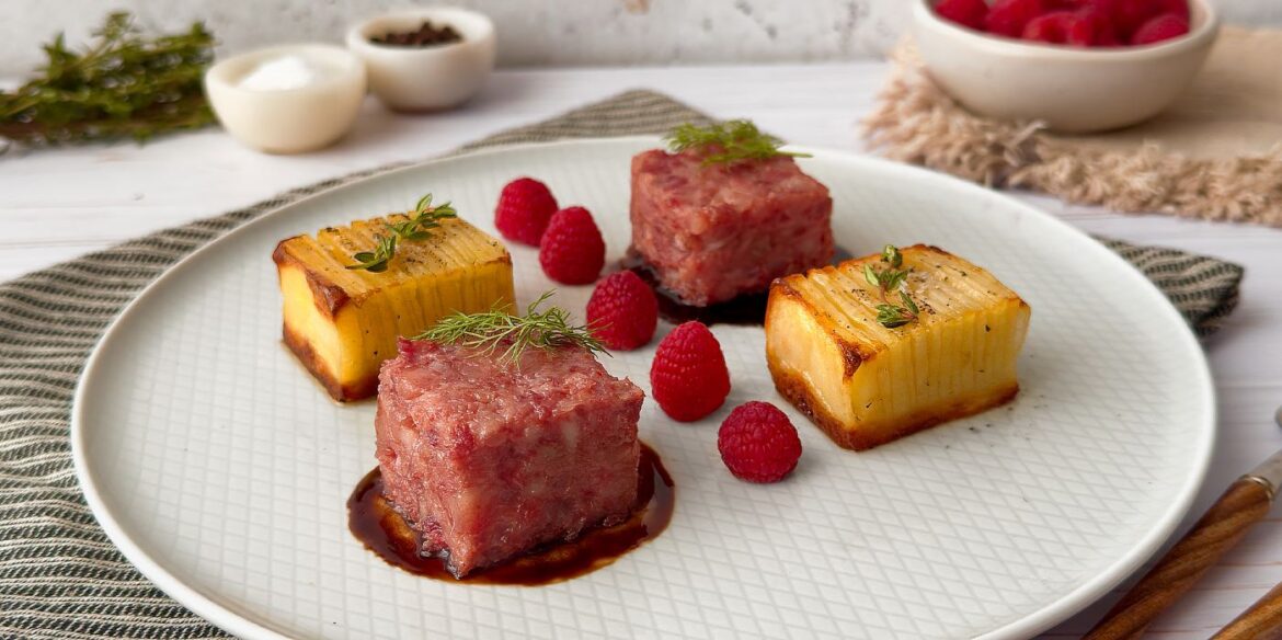 cubi di gran cotechino negroni con patatate hasselback e lamponi orizzontale ph press