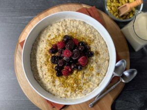 porridge con pistacchi americani, avena, chia e frutti di bosco