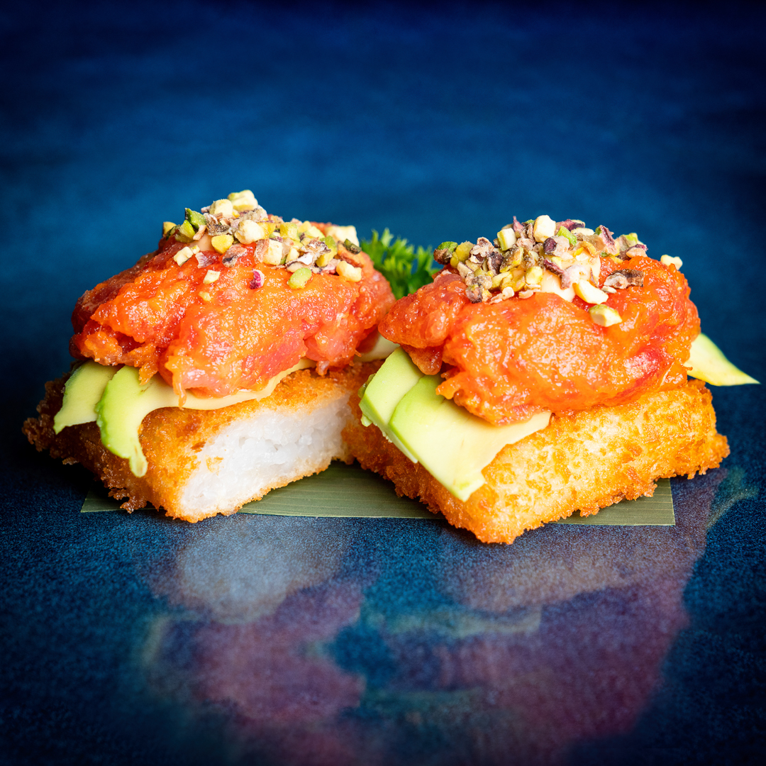 Polpettine di riso fritte con battuta di salmone, maionese e granella di pistacchio (ph. Marè) 