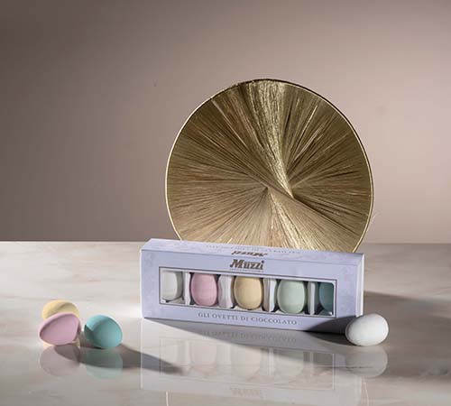 Confezione di cinque uova colorate di cioccolato, linea Armonia di Antica Pasticceria Muzzi per la Pasqua 2026.