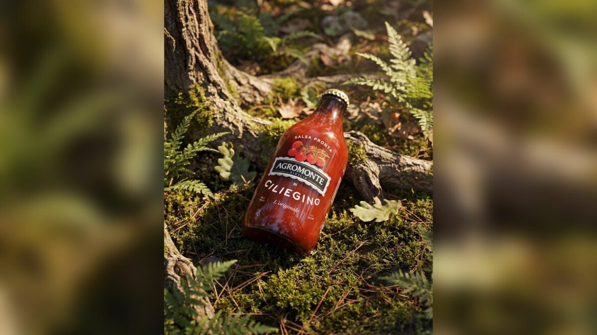 Bottiglietta Agromonte Salsa Pronta di ciliegino con l'Etichetta della Terra in edizione limitata, adagiata sul muschio nel bosco