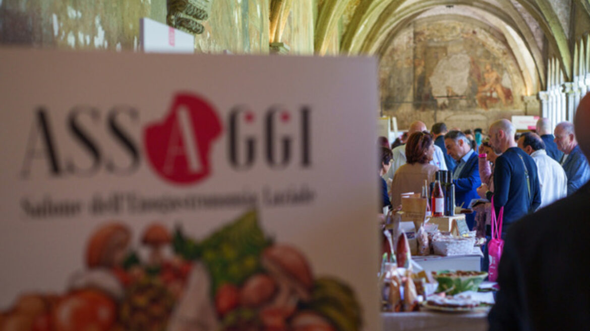 Il Salone dell'Enogastronomia Laziale Assaggi al Complesso di Santa Maria in Gradi di Viterbo, con visitatori tra i banchi dei produttori
