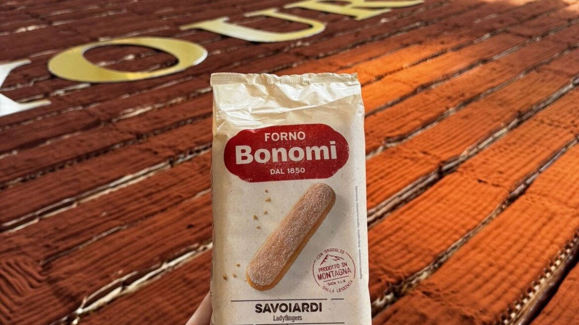 na confezione di savoiardi Forno Bonomi in primo piano davanti al tiramisù più lungo del mondo al Chelsea Old Town Hall di Londra
