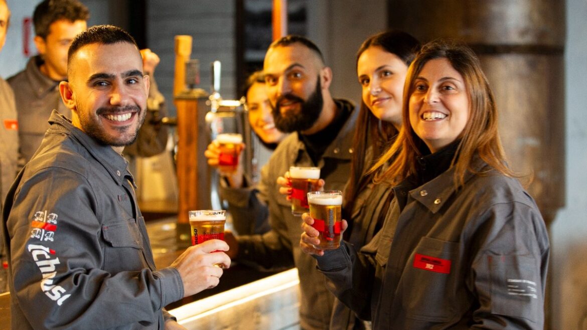 I mastri birrai del Birrificio Ichnusa di Assemini festeggiano con un brindisi la nuova Ichnusa Metodo Lento