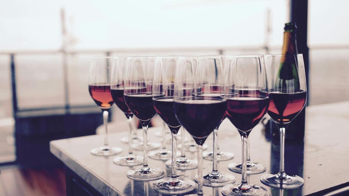 Calici di vino rosso Lagrein e Schiava dell'Alto Adige