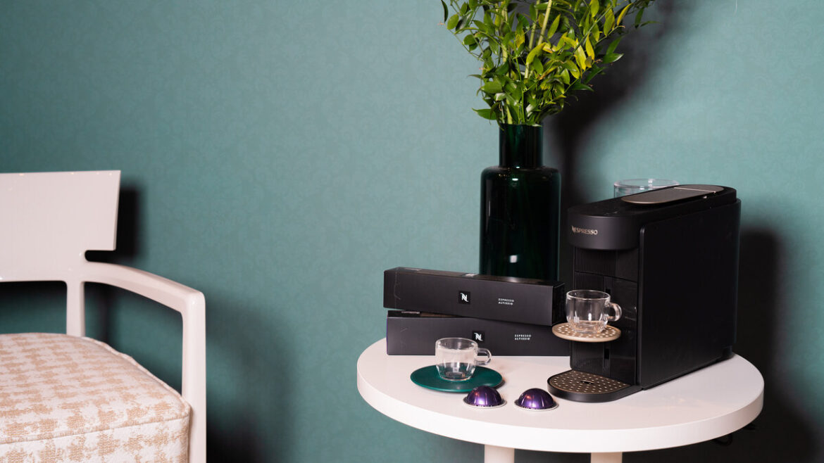 La nuova macchina Nespresso Vertuo Up in ambientazione domestica con capsule e tazzina espresso