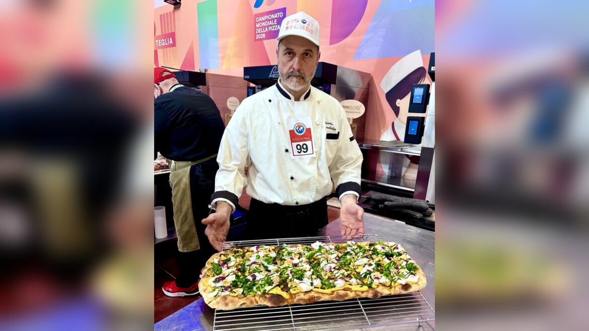 Nicola Sardella con la sua pizza in pala al Campionato Mondiale della Pizza 2026 di Parma