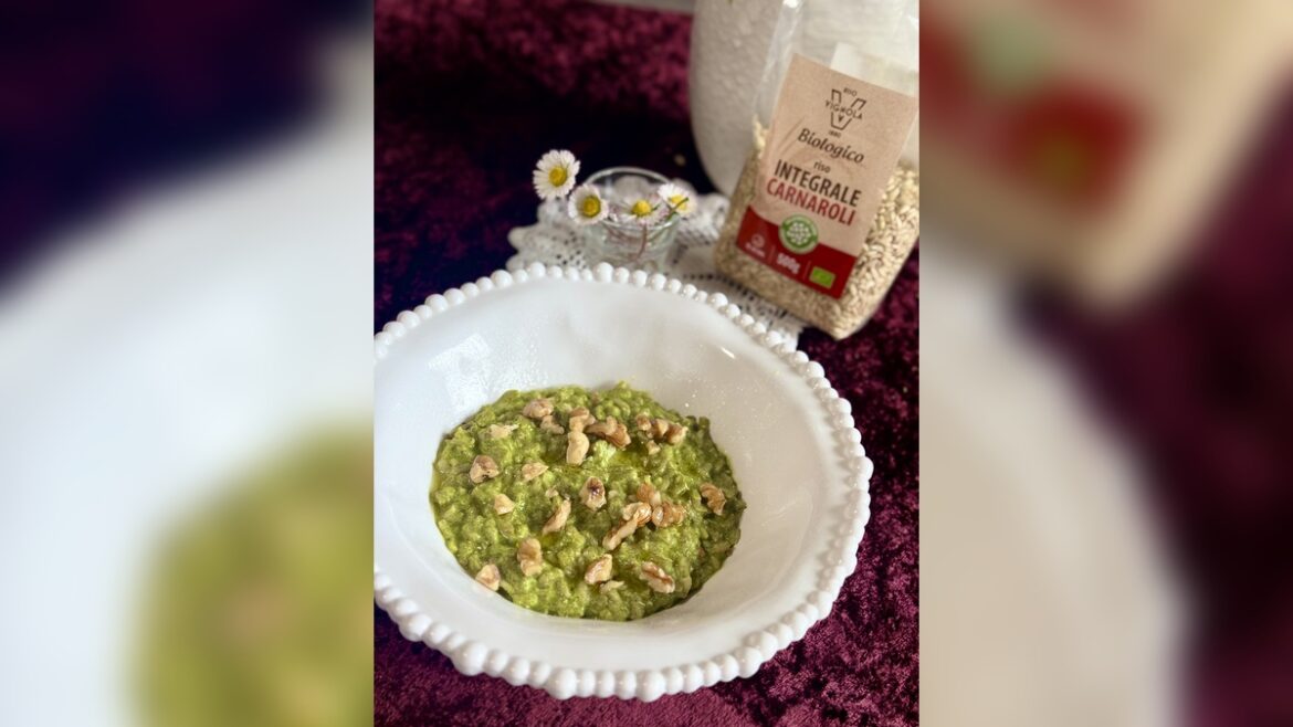 Risotto Carnaroli integrale biologico Vignola con crema di cavolo nero e noci tostate, servito in piatto biondo perlato