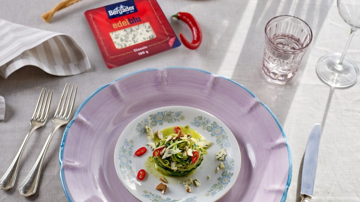 Spaghetti di zucchine con pesto alle mandorle e formaggio erborinato Edelblu Bergader, ricetta dello chef Riccardo De Pra