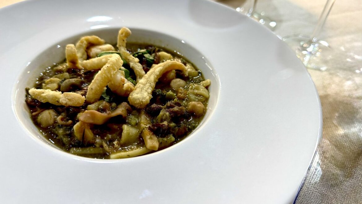Virtù teramane in piatto fondo bianco con legumi, pasta e calamari fritti