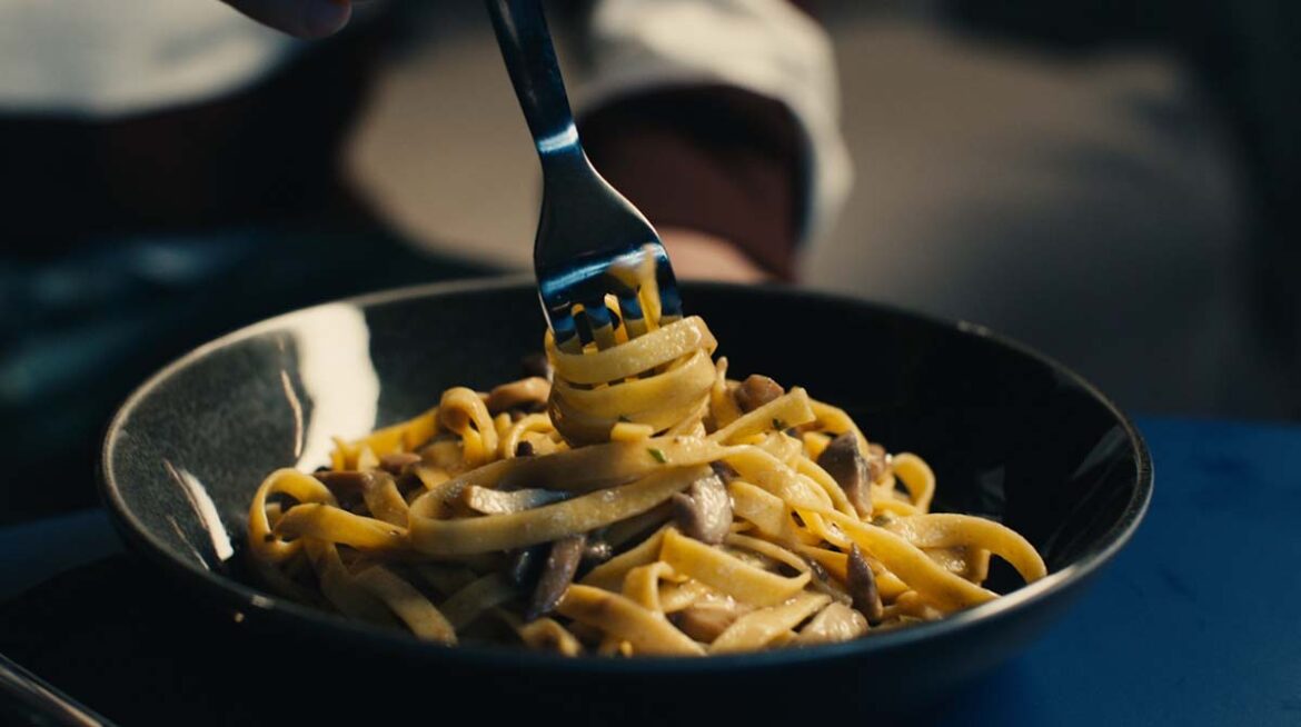 Primo piano di un piatto di 4 Salti in Padella Findus con forchetta