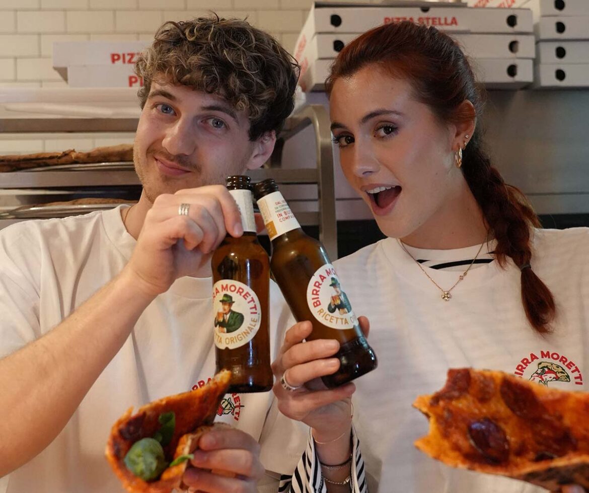 Niccolò Califano e Margherita Pontecorvo brindano con Birra Moretti all'evento Milano mangia come piace a noi presso Pizza Stella.