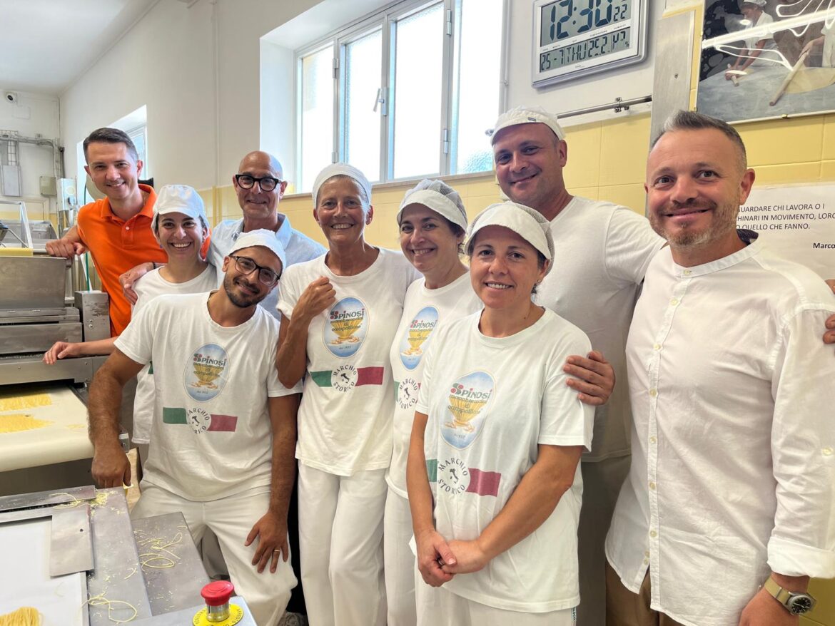 Il team del Pastificio Spinosi di Campofilone, protagonista della puntata marchigiana di Tucci in Italy