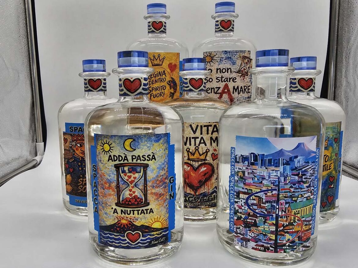 Le sei bottiglie di Spacca Gin del Liquorificio Morelli con le etichette in edizione limitata firmate dall'artista Nina Col, ispirate a Napoli e alla cultura partenopea