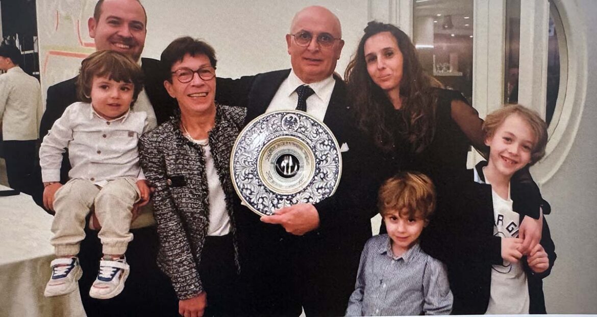 La famiglia Cerioni con il piatto celebrativo ricevuto per i 50 anni del Ristorante Alla Lanterna di Fano