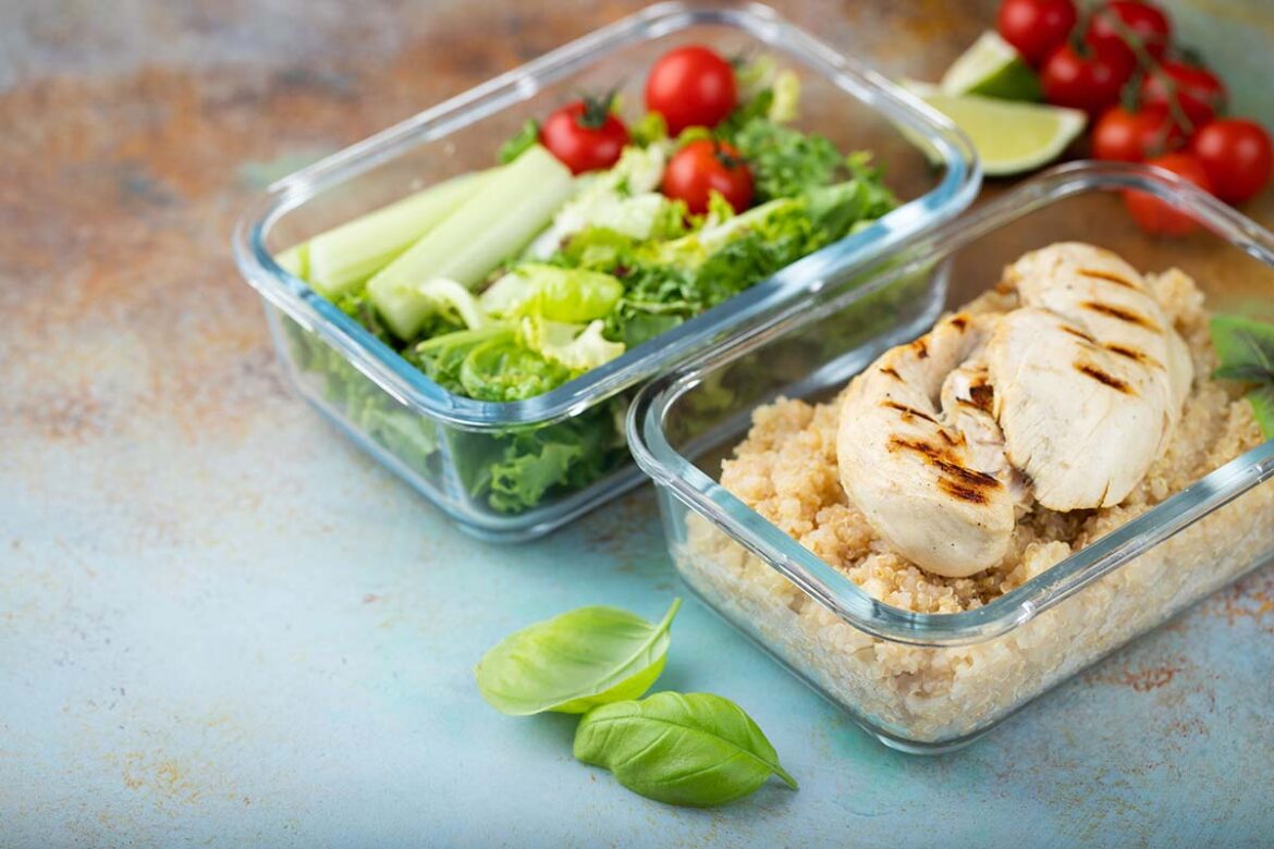 Piatto bilanciato con carni avicole e verdure fresche per un'alimentazione sana.
