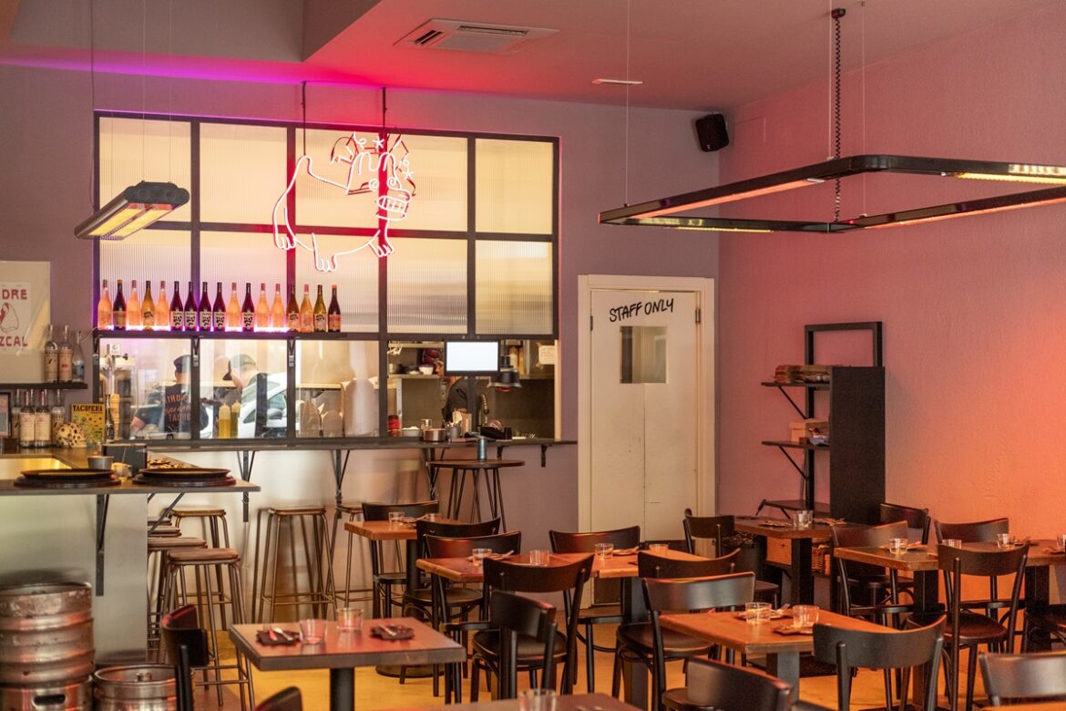 Interni del ristorante Chihuahua Tacos a Milano con neon e bancone bar