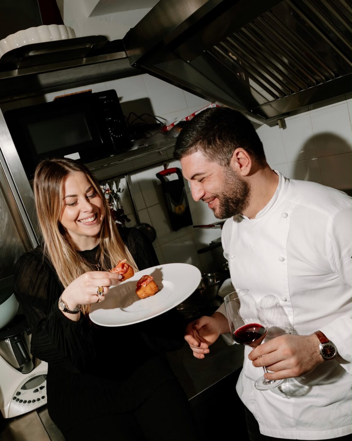 Mattia Di Bartolomeo e Carla Tarantelli in cucina alla Trattoria Moderna di Chieti