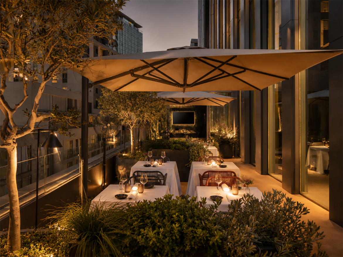 Terrazza di Rivington a Milano tra skyline di Porta Nuova
