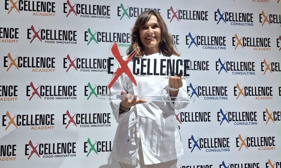Marzia Buzzanca con il premio Excellence per la categoria Maestra della Pizza
