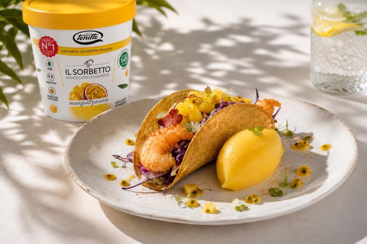 Taco di gamberi croccanti con sorbetto Mango & Passion Tonitto 1939 servito su un piatto di ceramica