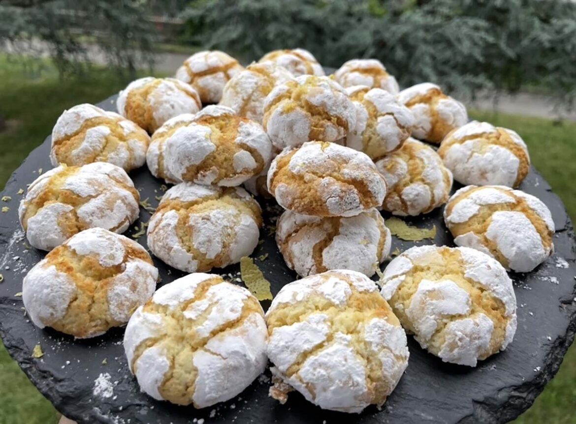 Biscotti di mandorle con copertura di zucchero a velo su piatto in ardesia