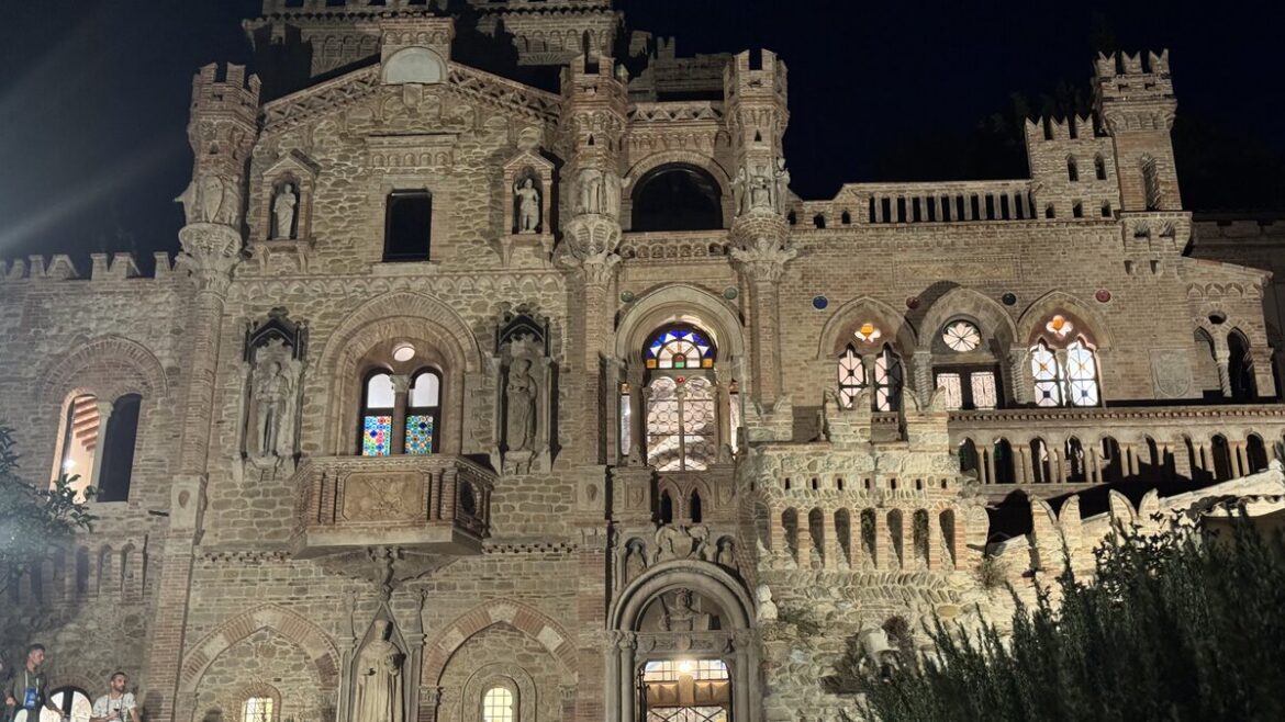 Castello della Monica a Teramo illuminato di sera durante Caliscendi al Castello