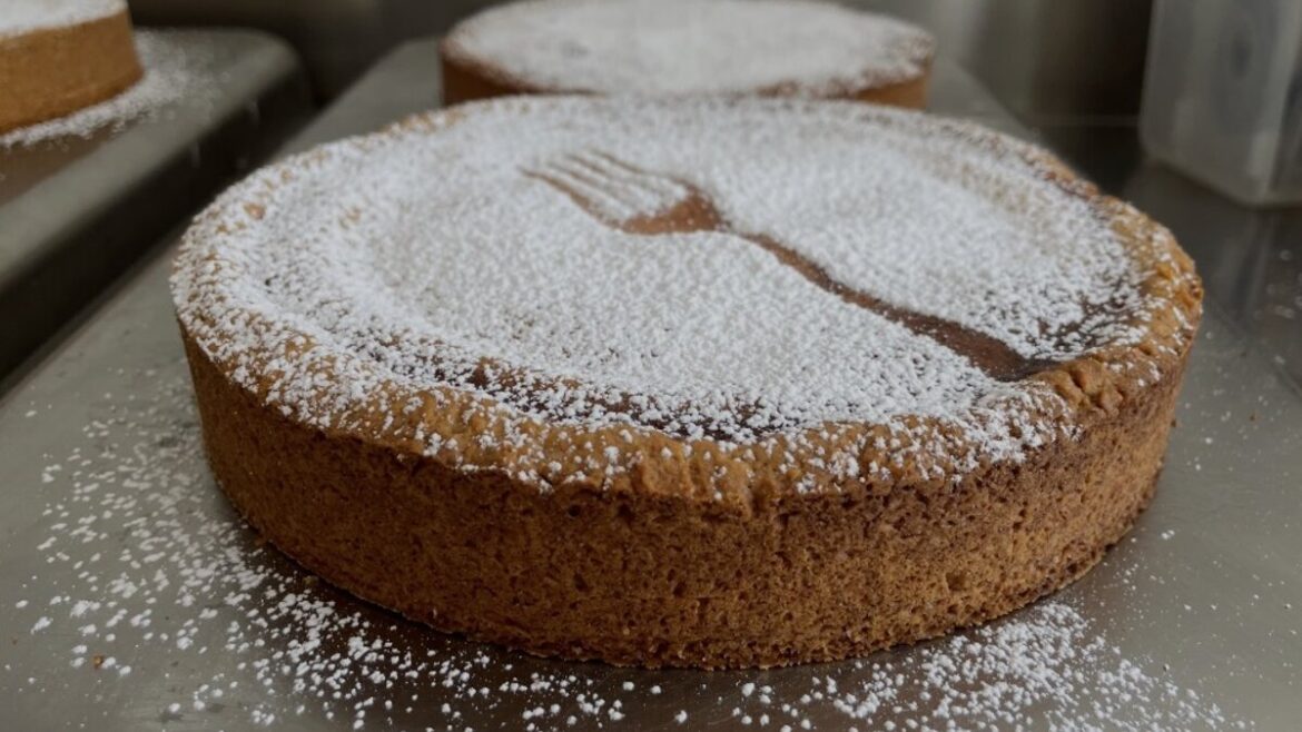 Crostata di ricotta spolverata di zucchero a velo, ricetta dello chef Michele Esposito