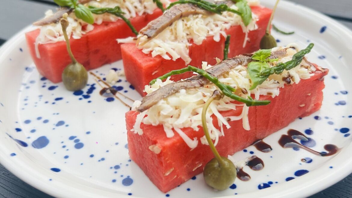 Lingotti di anguria con toma, acciughe e asparagi di mare
