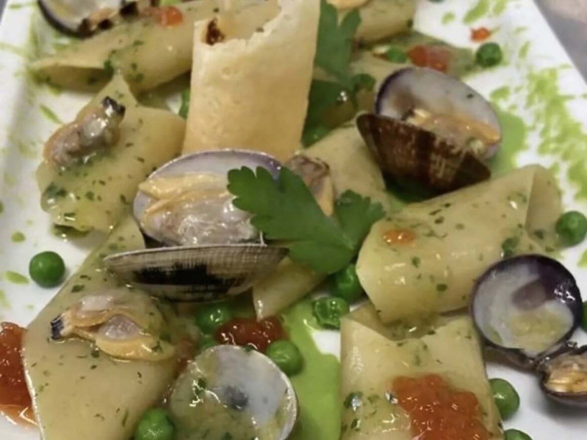 Pennoni crema piselli e vongole con cialda di parmigiano e uova di salmone