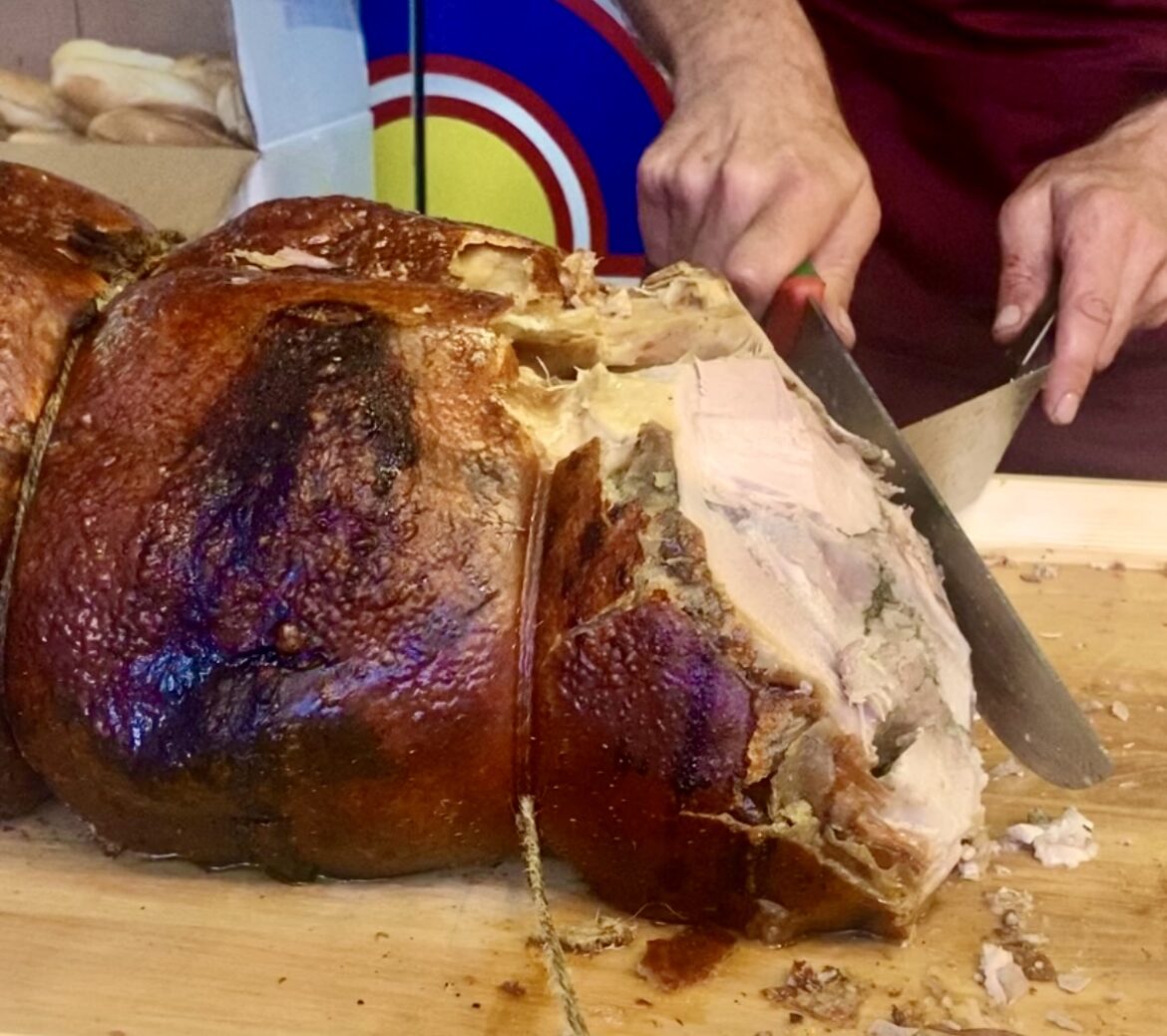 Porchetta Italica di Campli tagliata a fette, con la caratteristica crosta croccante