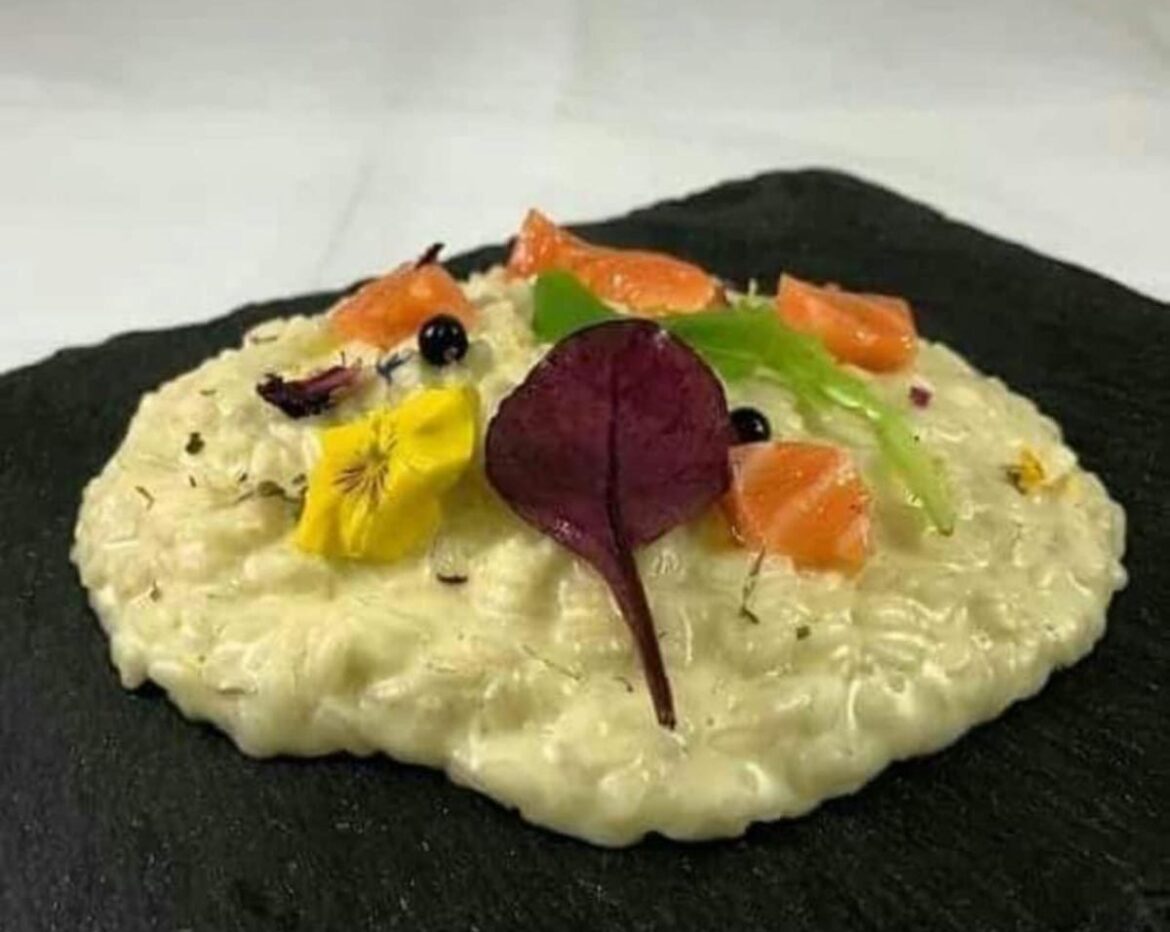 Risotto al salmone marinato con robiola d'Alba, guarnito con germogli e fiori eduli